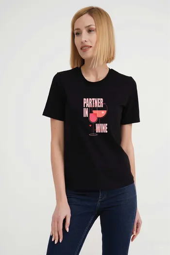 Футболка женская с надписью "Partner in wine" T-SHIRT WOMEN UNIQUE PRINT 4802/010, black W00013 (черный) Футболка женская с надписью "Partner in wine" T-SHIRT WOMEN UNIQUE PRINT 4802/010, black W00013 (черный)