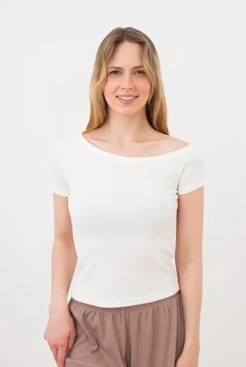 Женская футболка с ассиметричным вырезом в рубчик RIB 4811/010 Giulia milk (белый)