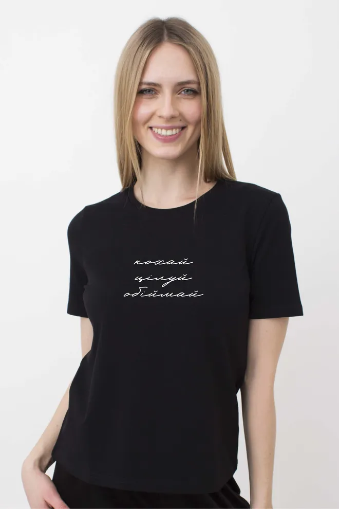 Футболка женская с надписью "Люби.Целуй.Обнимай" T-SHIRT WOMEN UNIQUE PRINT 4802/010 (black W00023),черный