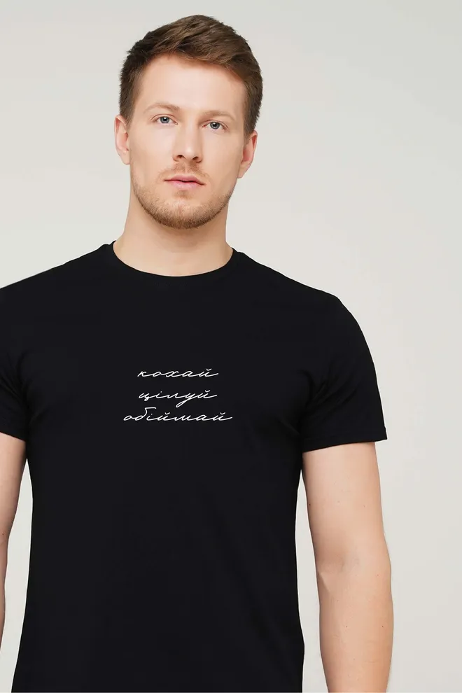 Футболка с надписью "Кохай. Цілуй. Обіймай." T-SHIRT MEN UNIQUE PRINT 4601/010 (black M00023), черный