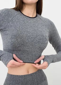 Спортивный топ укороченный с разрезом на рукаве Crop Top Sport Melange Giulia (nero), черный Спортивный топ укороченный с разрезом на рукаве Crop Top Sport Melange Giulia (nero), черный