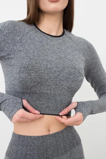 Спортивный топ укороченный с разрезом на рукаве Crop Top Sport Melange Giulia (nero), черный Спортивный топ укороченный с разрезом на рукаве Crop Top Sport Melange Giulia (nero), черный