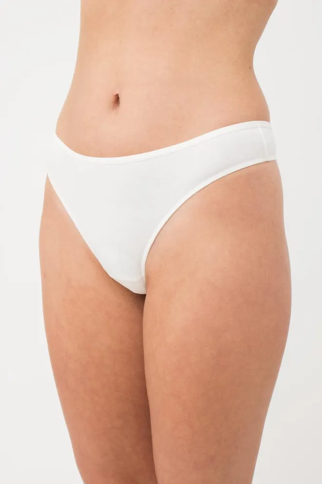 Жіночі труси стрінг Leila 2102/60 Giulia (whisper white)