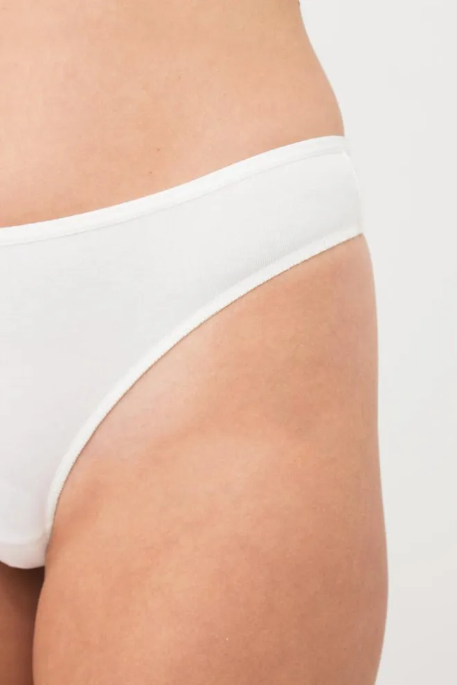 Жіночі труси стрінг Leila 2102/60 Giulia (whisper white)