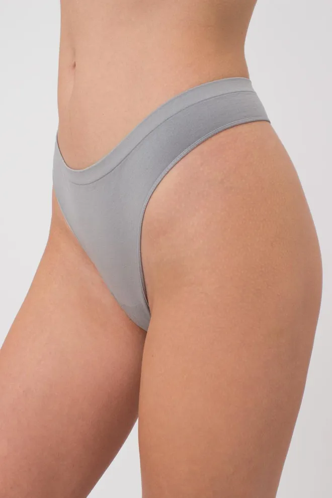 Жіночі безшовні труси стринги String briefs color Giulia (ultimate grey)