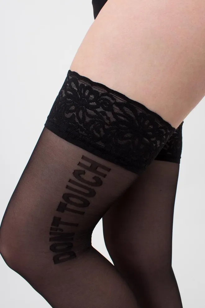 Чулки с надписью на силиконовой резинке Vogue 20 model 2 Giulia (nero)